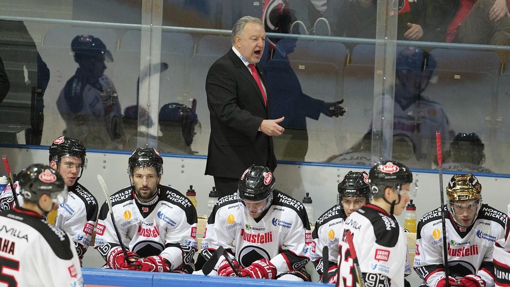 Pekka Rautakallion Ässät ottaa liikaa jäähyjä.