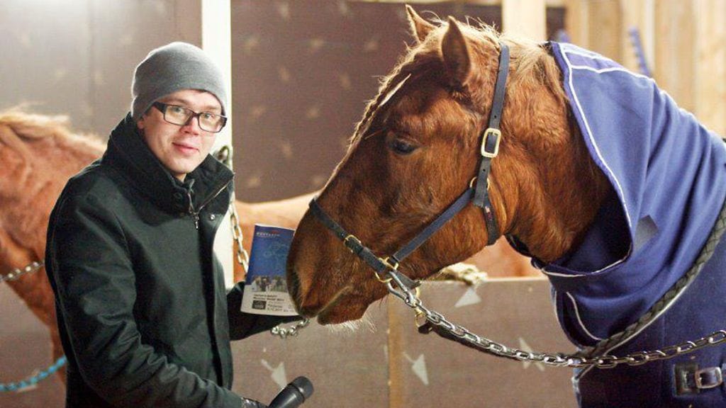 Lauri Hyvönen taittaa matkaa polkupyörällä kohti Ruotsin Uumajaa.