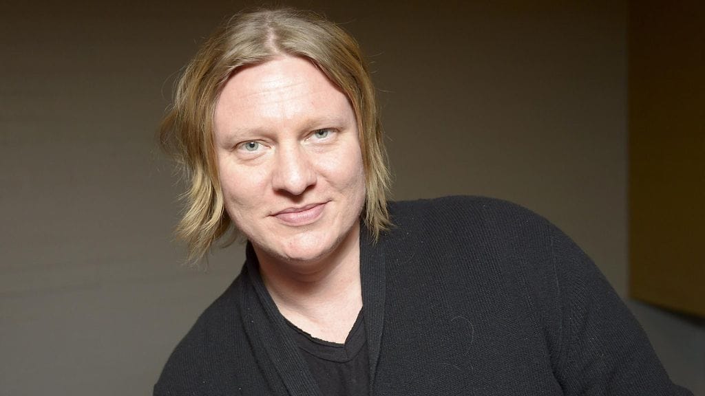 Jaajo Linnonmaa kokeilee siipiään hevoskasvattajana.