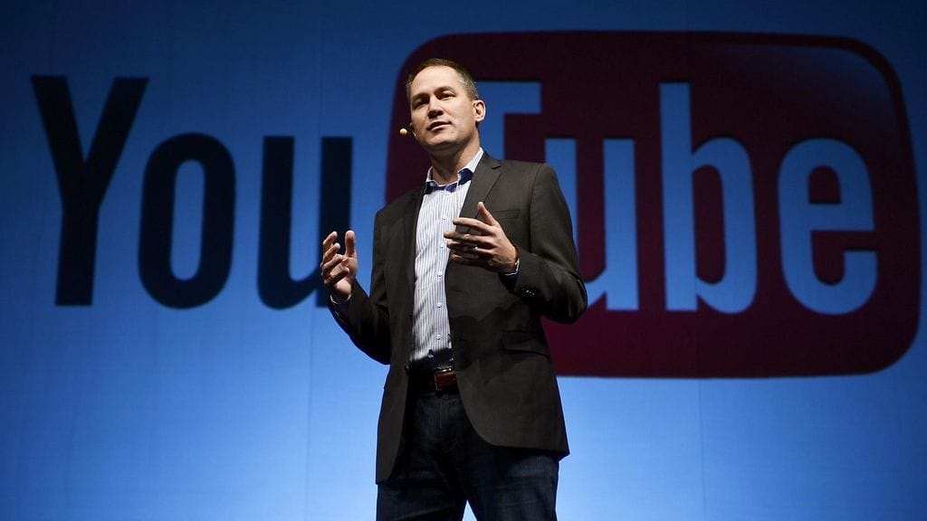 Googlen videoista vastaavaa johtaja Lucas Watson puhui Youtubesta Helsingin Kaapelitehtaalla vuoden 2013 helmikuussa.