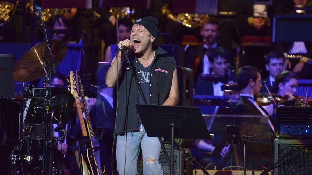 Bruce Dickinson taitaa musisoinnin lisäksi myös lentämisen.