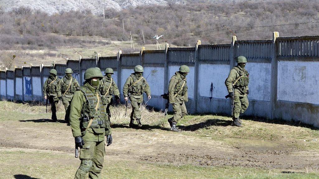 Venäläisiä tunnuksettomia joukkoja piirittämässä ukrainalaista varuskuntaa Perevalnojen kylässä Krimin niemimaalla Ukrainassa 17. maaliskuuta 2014.