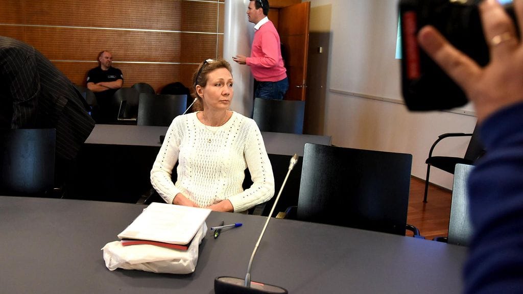 Kaksi poliisia tuomittiin virkavelvollisuuden rikkomisesta kymmeneen päiväsakkoon. Poliisit tekivät hakuja poliisin tietojärjestelmästä Anneli Auerin tutkintailmoituksiin liittyen. Oikeus katsoi, ettei kummallakaan syytetyllä ollut hyväksyttäviä perusteluja toiminnalleen.