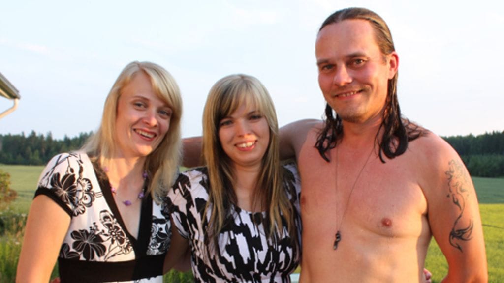 Maajussi-Ville morsiamineen.