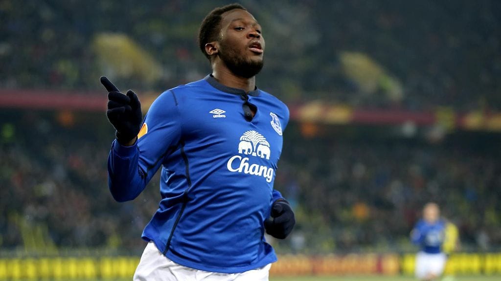 Evertonin Romelu Lukaku tuulettaa hattutemppuaan.