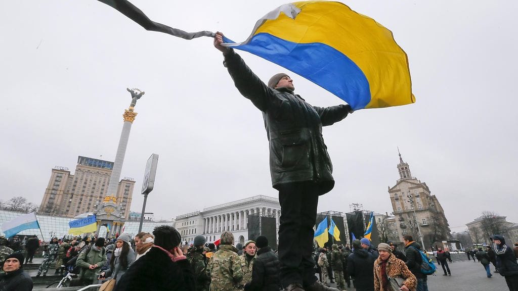 Ukrainan lippu liehuu Maidanin aukiolla Kiovassa 20.2.2015.