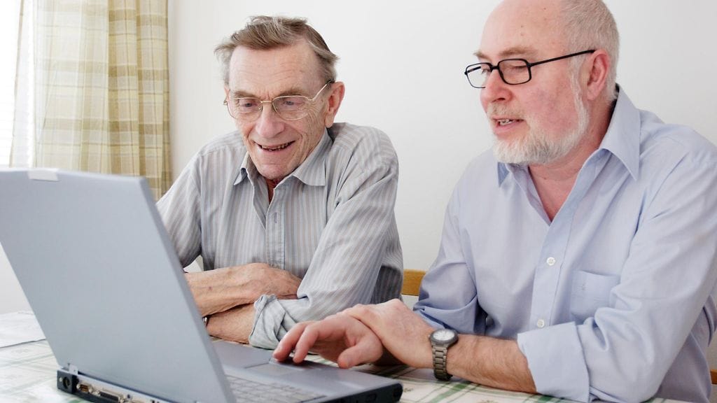 Vapaaehtoisen antamasta tietokone- tai älypuhelinavusta on käytännön hyötyä. Kuvituskuva.