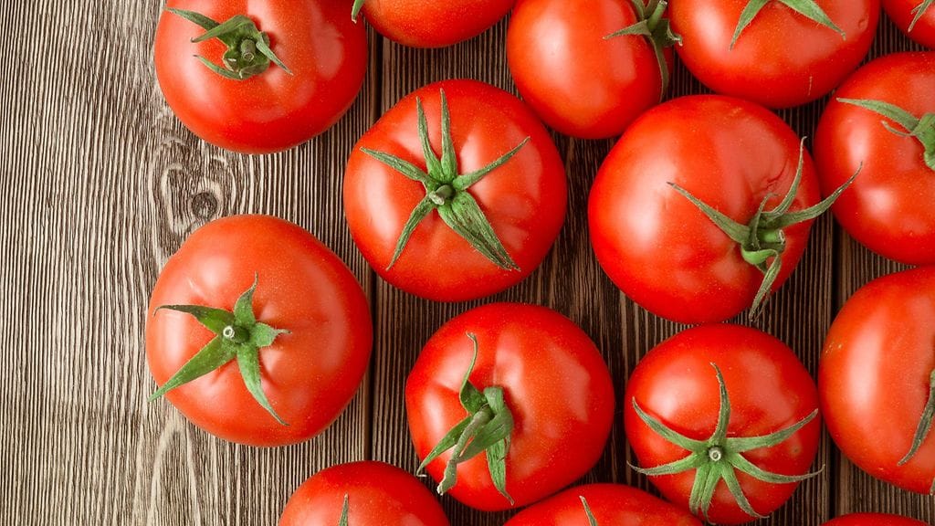 Tomaatti on hyväksi iholle, mutta se yksinään ei estä ihoa palamasta auringossa.