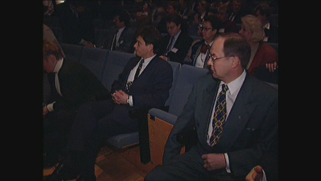 Tässä vaiheessa puoluekokousta Marja-Leena Niinistöä vielä odotettiin puolisonsa Saulin viereen.