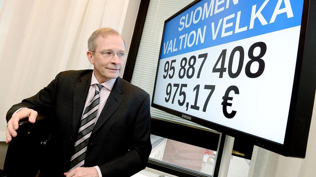 Keskuskauppakamarin toimiston ikkunaan asennettiin viime vuonna velkakello, joka kuvaa Suomen valtionvelan kasvua laskennallisesti.
Kuvassa Keskuskauppakamarin toimitusjohtaja Risto Penttilä.