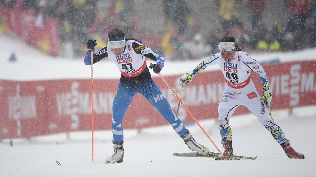 Kerttu Niskanen perässään Charlotte Kalla.