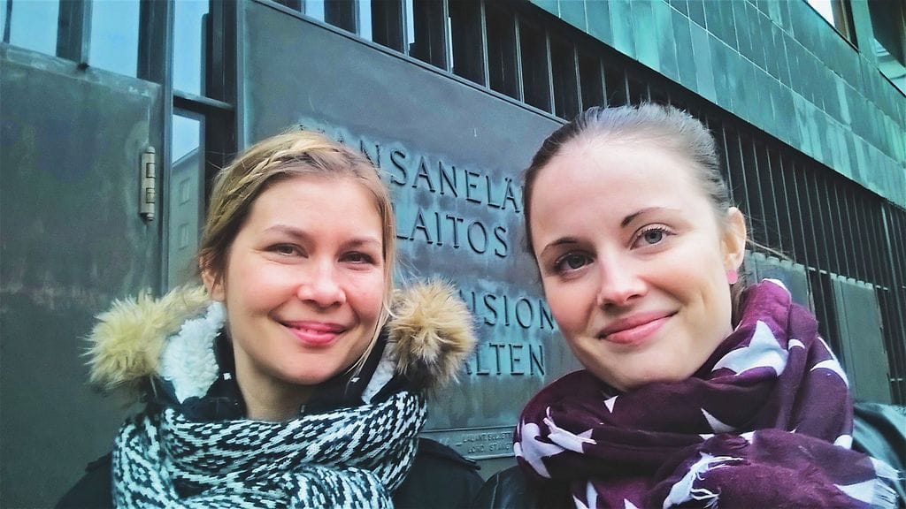 Äitiyspakkaus, Kukka Rosti(vas.) Nathalie Wikström(oik.)