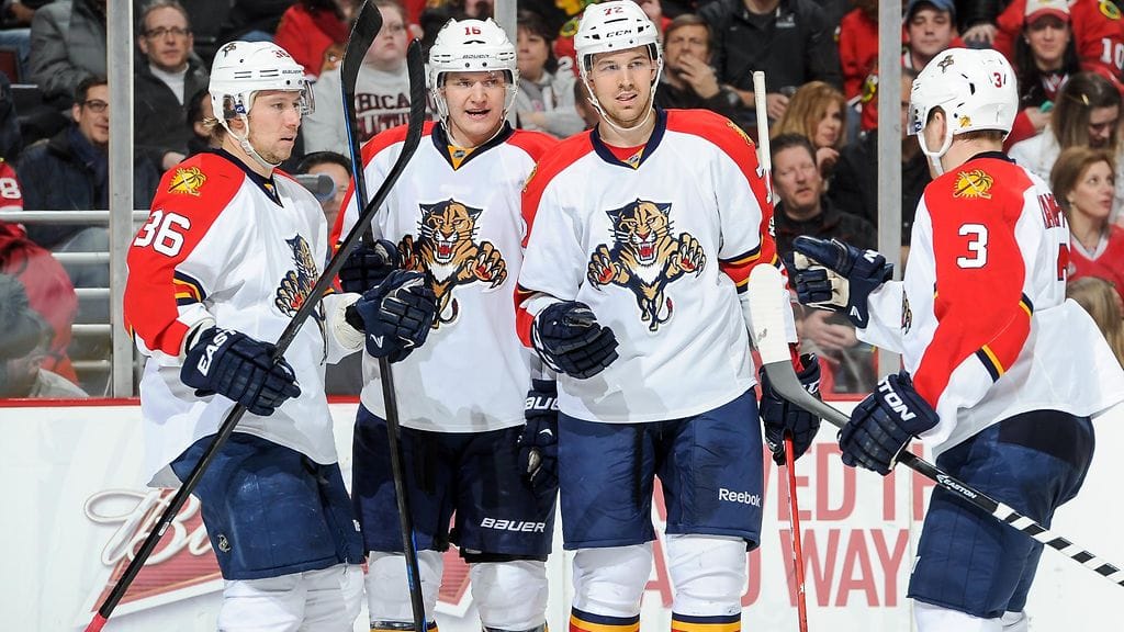 Jussi Jokinen ja Aleksander Barkov saavat uudet paidat.