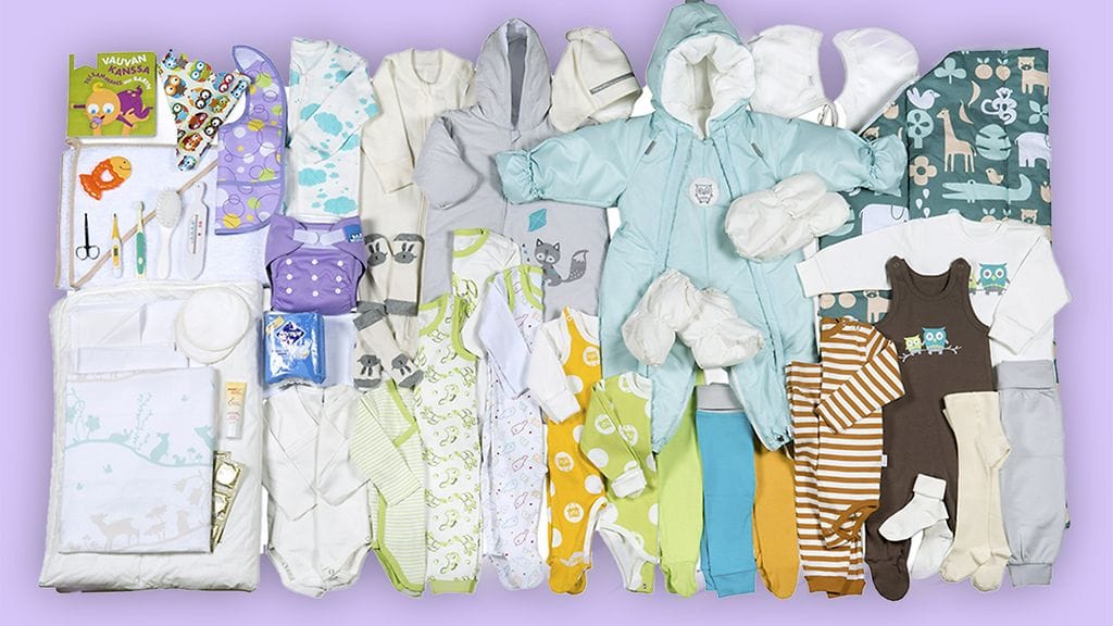 Äitiyspakkaus on jaettu lapsiperheille Suomessa jo vuosia.  Kuvassa Kelan äitiyspakkaus vuodelta 2015.