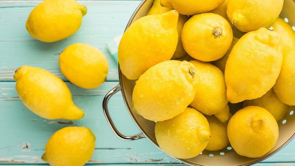 Jos kärsit migreenistä, kokeile tuoreesta sitruunasta puristettua mehua, suolaa ja vettä.