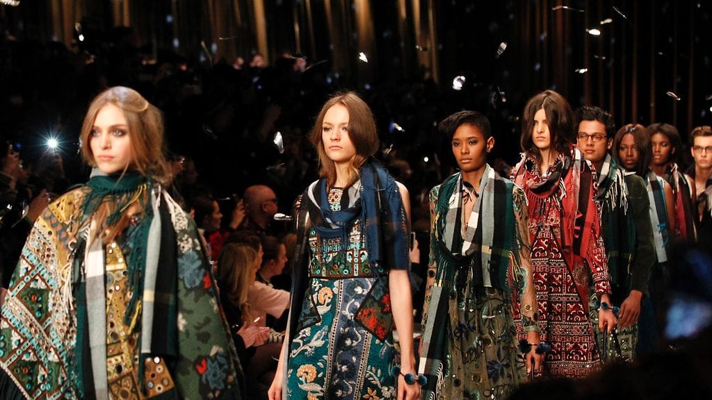 Burberryn muotia syksylle 2015.