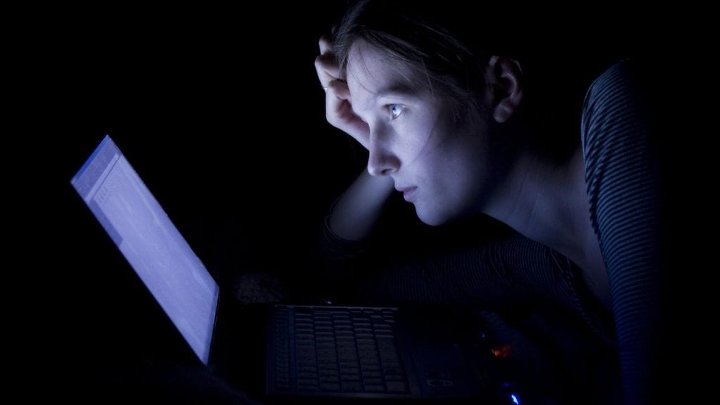 Näytön valo pitää aivot hereillä.