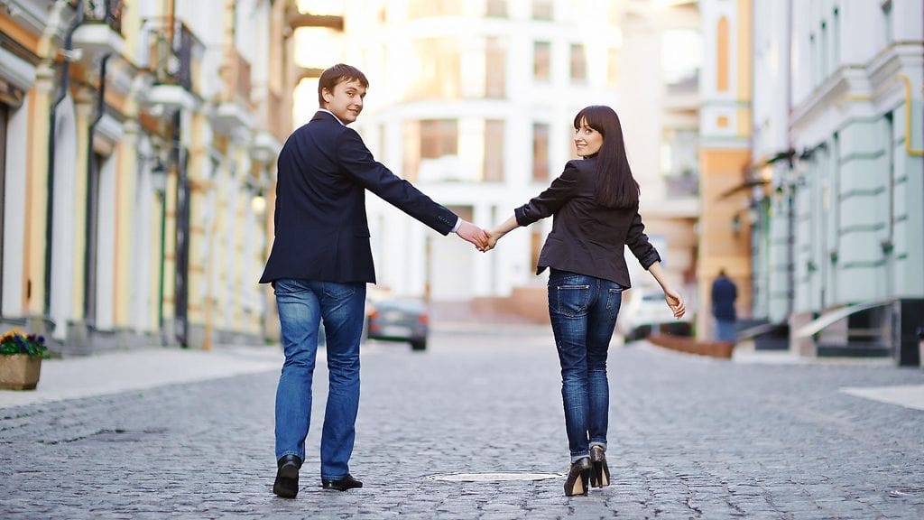 Pariskunta kävelee kadulla