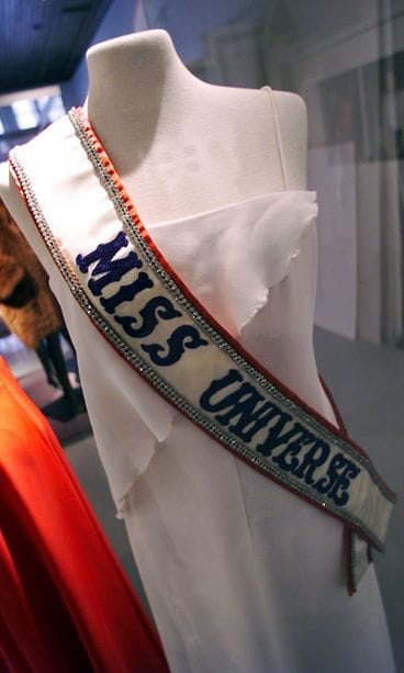 Kuvassa Anne Pohtamon Miss Universum -kilpailun iltapuku Miss Universe -nauhan kera.