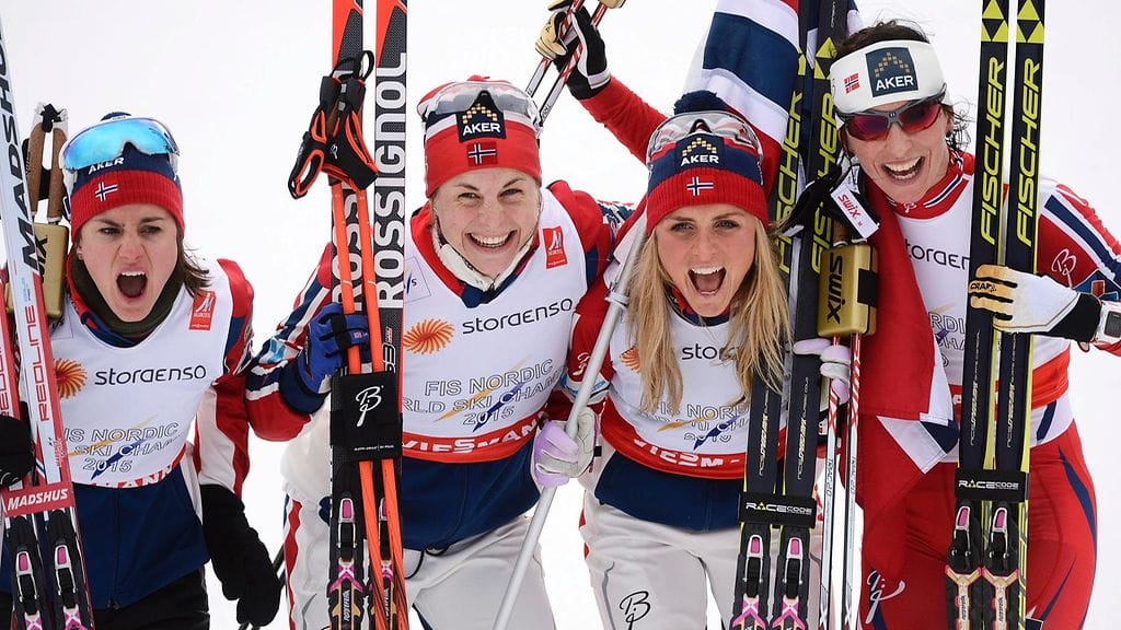 Heidi Weng (vas.), Astrid Jacobsen, Therese Johaug ja Marit Björgen juhlivat viestin MM-kultaa keväällä 2015.