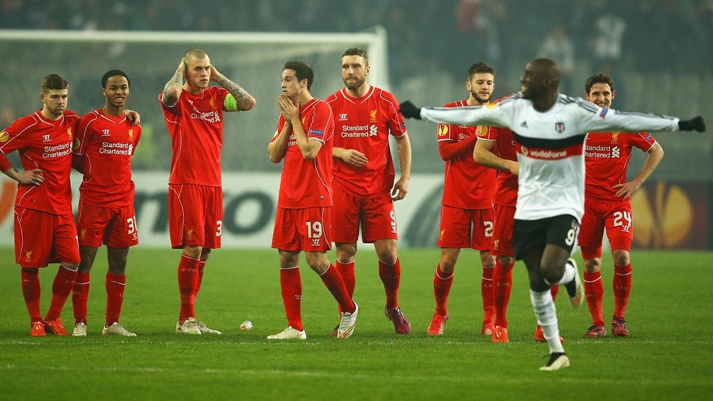 Besiktasin Demba Ba juhlii, Liverpoolin pelaajat takana pettyneinä.