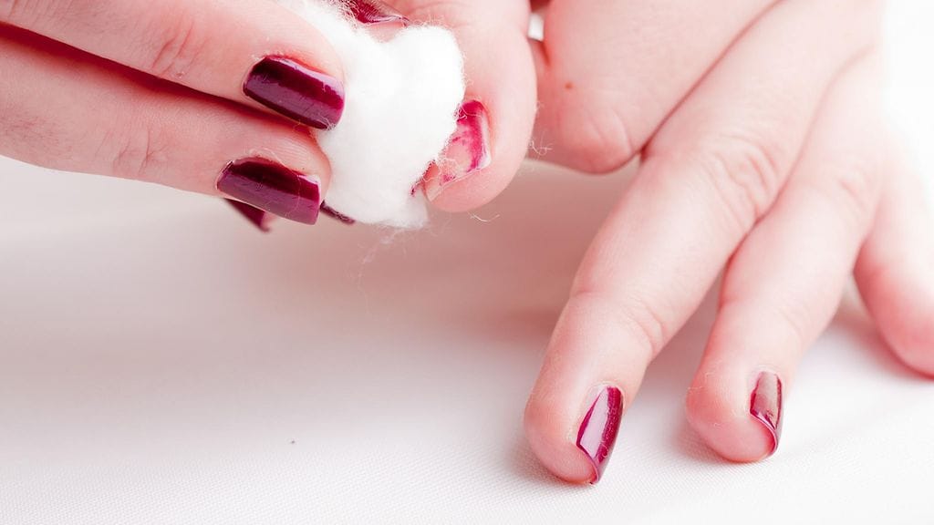 Kynsilakan voi poistaa myös ilman kynsilakanpoistoainetta.