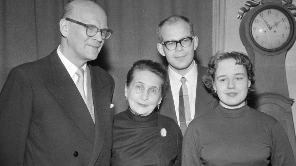 Tasavallan presidentiksi juuri valittu Urho Kekkonen puolisonsa Sylvin sekä poikansa Matin ja tämän vaimon Marjan (os. Linnala) kanssa Tamminiemessä 15. helmikuuta 1956.