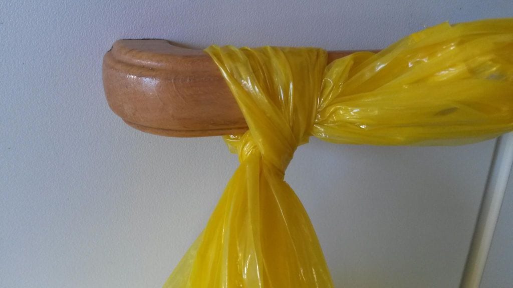 Muovipussin solmua voi joskus olla vaikea saada auki, oli syynä sitten tiukka solmu tai heikot käsivoimat.