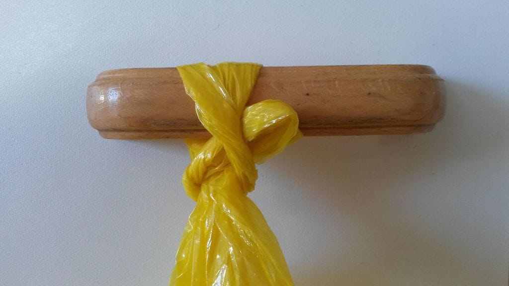 Muovipussi solmu auki