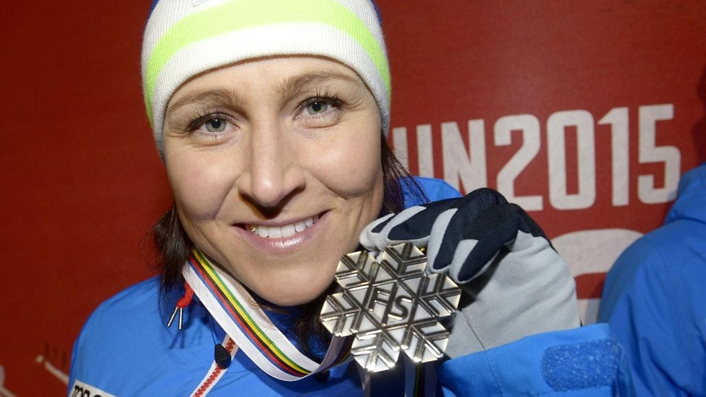 Aino-Kaisa Saarinen juhli viestipronssia hiihdon MM-kisoissa 2015.