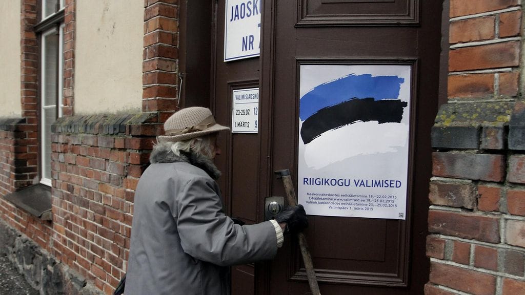 Kuvituskuva: Nainen menossa äänestämään Viron parlamenttivaaleissa 2015.