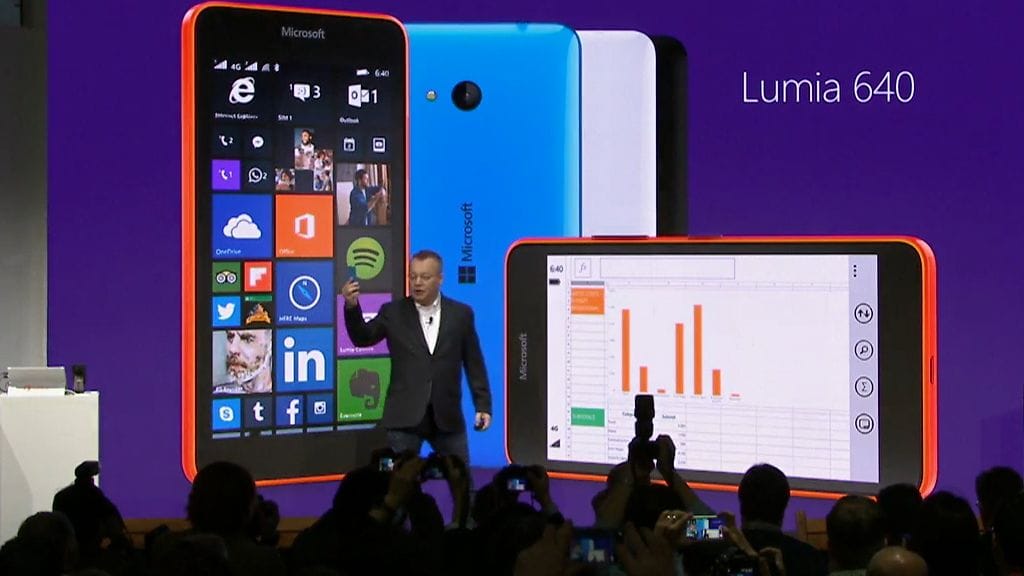 Stephen Elop esittelee Microsoft Lumia 640 -kännykkää Barcelonassa.
