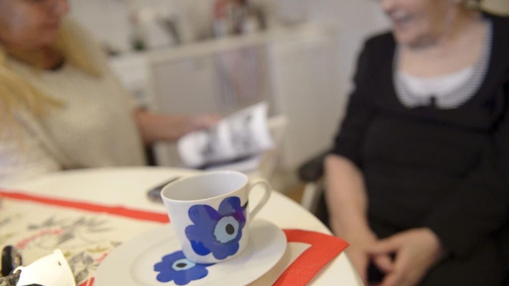 Omaishoitaja voi jäädä kodin ulkopuolista sosiaalista kanssakäymistä. Kuvituskuva.