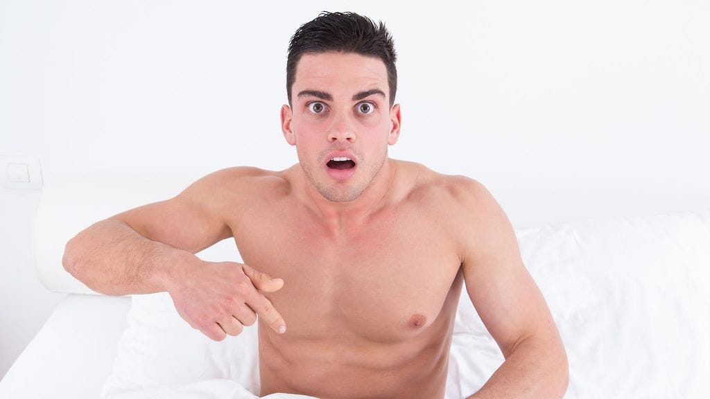 Mies katsoo peiton alle ja ihmettelee 147