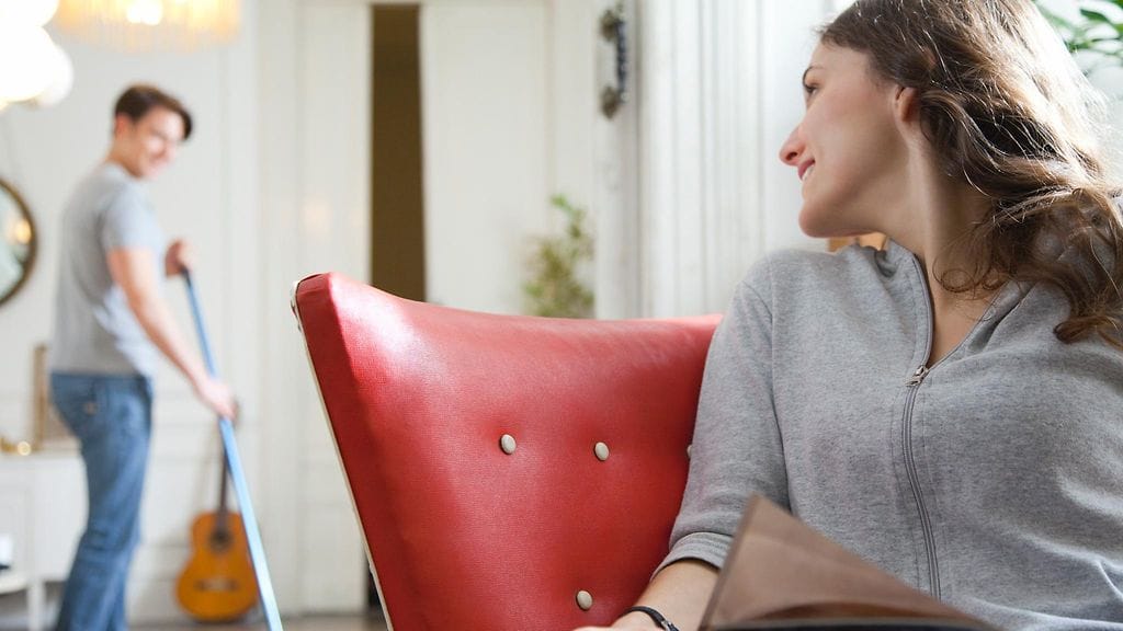 Pariskunta kotosalla