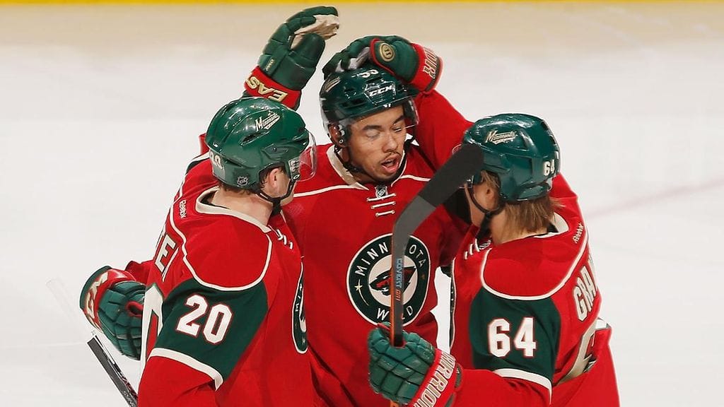 Mikael Granlund (oik.) juhlimassa Matt Dumban maalia