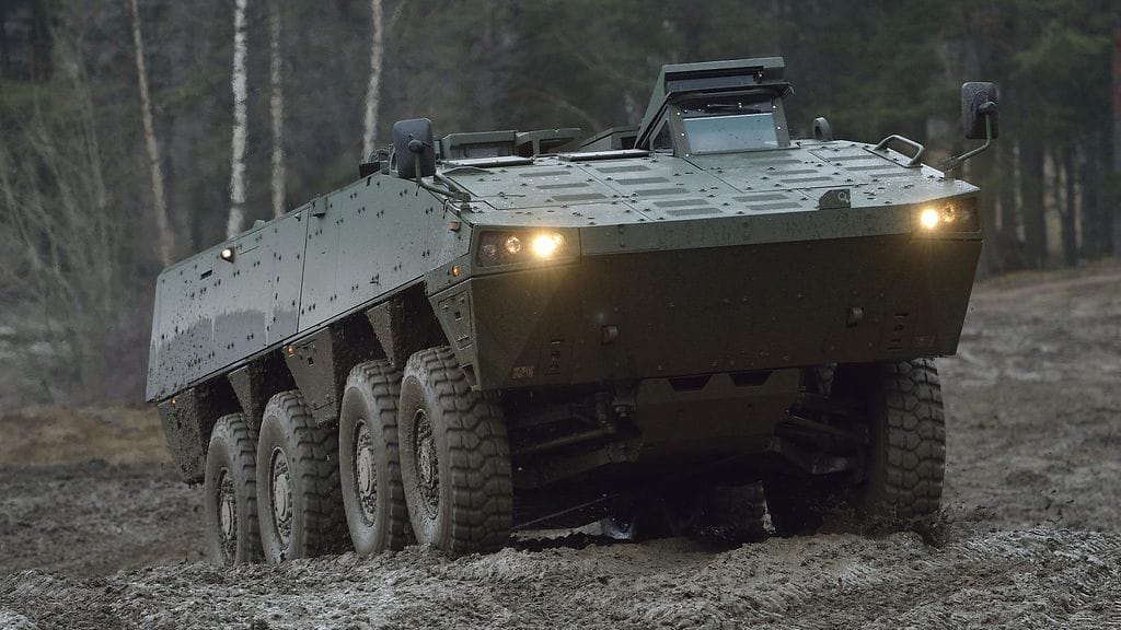 Jussi Niinistö on joutunut kritiikin kohteeksi sotaharjoituspuheiden vuoksi.