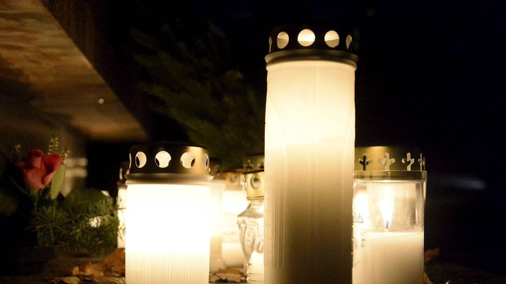 Kolme noin 20-vuotiasta henkilöä kuoli aamukuudelta tapahtuneessa auto-onnettomuudessa Savonlinnassa.