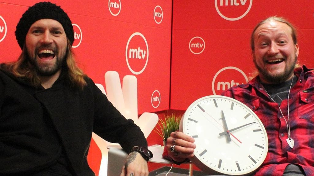 Jos juhannussää on ennusteen mukaisen viileä, lienee H-P:n pipo paikallaan myös rosvopaistin valmistuksessa. Jarppi ottaa juhannuksen rennosti, kelloon katsomatta.