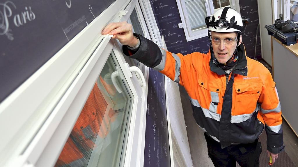 Ikkunoiden raitisilmaventtiilejä ei pidä talvellakaan sulkea kokonaan, neuvoo Tiivin asennuskouluttaja Hannu Kari.