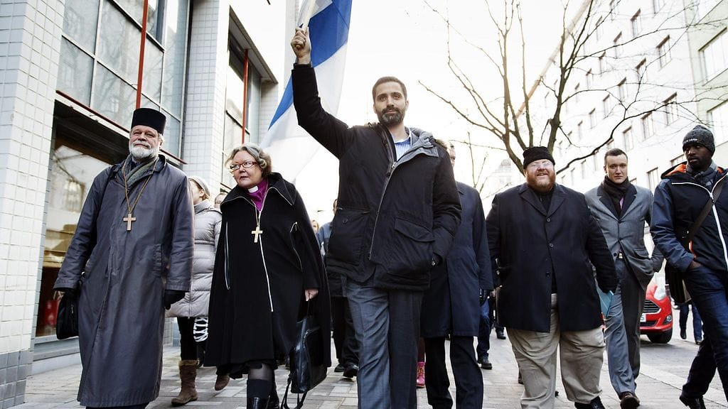 Ystävyyskävelyllä muun muassa Ortodoksisen seurakunnan rovasti Heikki Huttunen, luterilaisen kirkon piispa Irja Askola, Helsingin juutalaisen seurakunnan puheenjohtaja Yaron Nadbornik ja Suomen islamilaisen yhdyskunnan imaami Anas Hajjar.