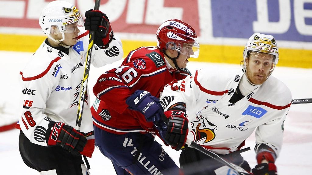 Mikko Pukka (oik) on kerännyt tällä kaudella tehot 3+3.