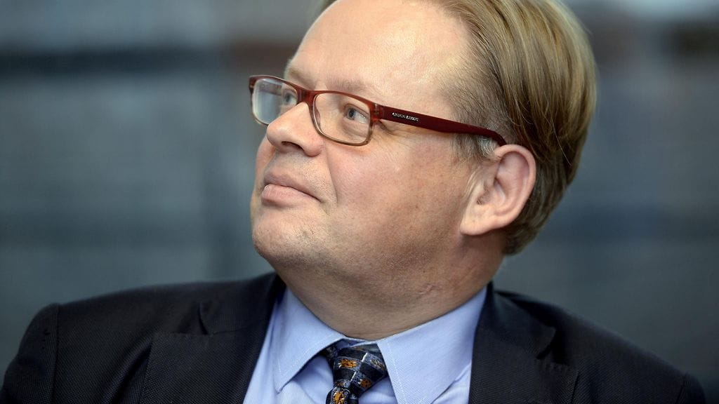 Juhana Vartiainen (kok.) pitää suomalaisten intoa lyhentää asuntolainansa hullunkurisena.