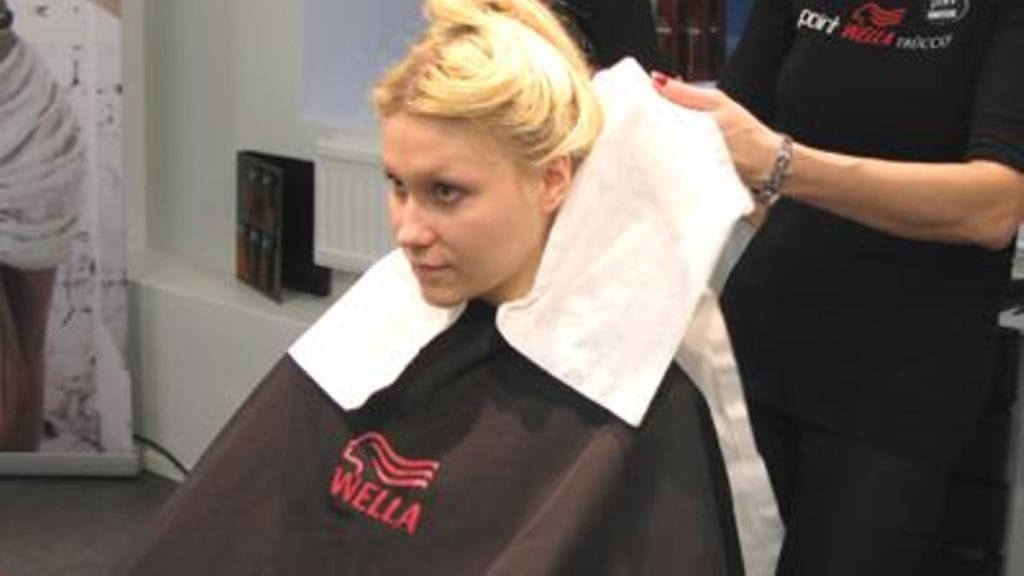 Kristiina elämänsä ensimmäistä kertaa kampaajalla.