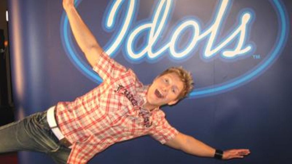 Markus Blom poseeraa.