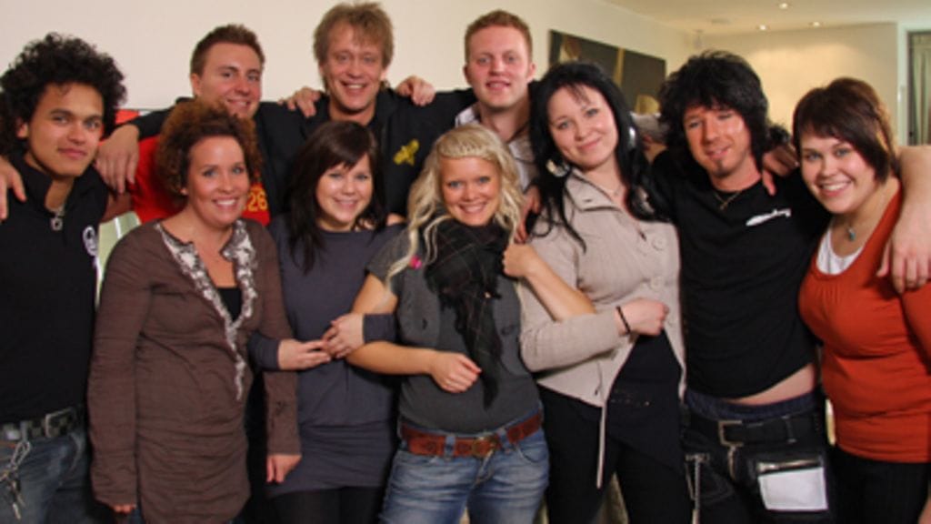 Ryhmäpotretti, opettaja Martti Syrjä ja Idols-oppilaat. Kuva: MTV3.