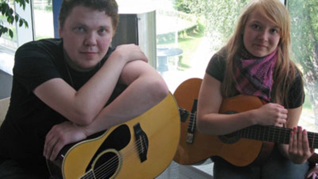 Jari Uutela ja Viivi Kallio musisoivat kitaran kanssa. Kuva: MTV3.