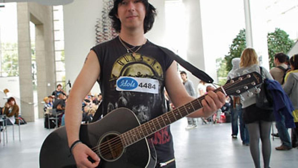 Kallelle golden ticket Helsingin koelauluista. Kuva: MTV3.