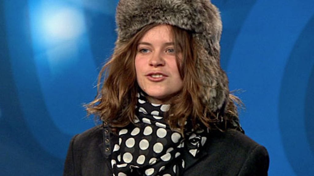 Ibi Love Idols-tuomariston edessä.