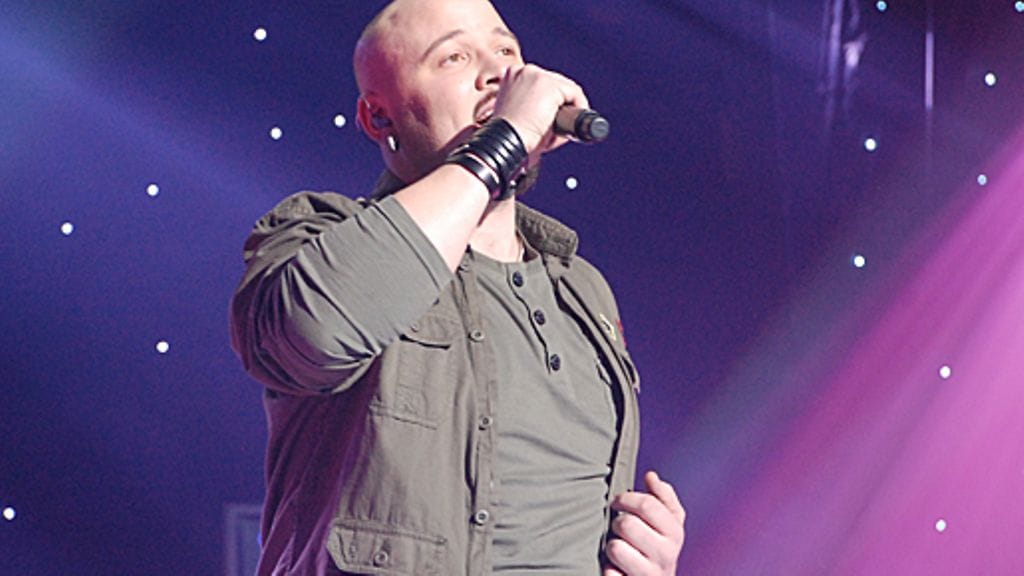 Martti Saarinen tulkitsi Sinä-kappaleen.